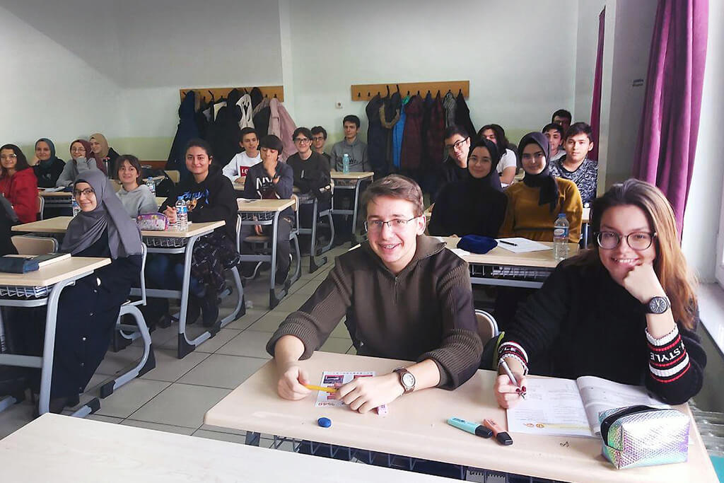 Ayvaz, Sakarya Arifiye’de Bulunan Fen Lisesi’ne Destekte Bulundu