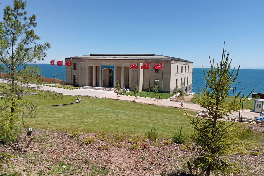 Bitlis Ahlat Cumhurbaşkanlığı Külliyesi ile Gençlik Merkezi’ne Form İmzası